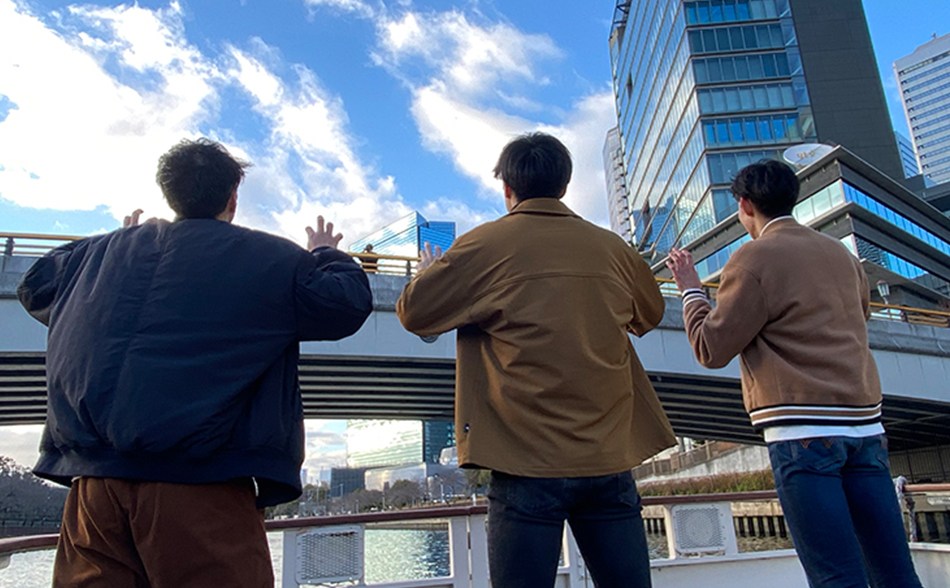 橋の上で構えるカメラマンさんに「はい、パンサーズ☆」