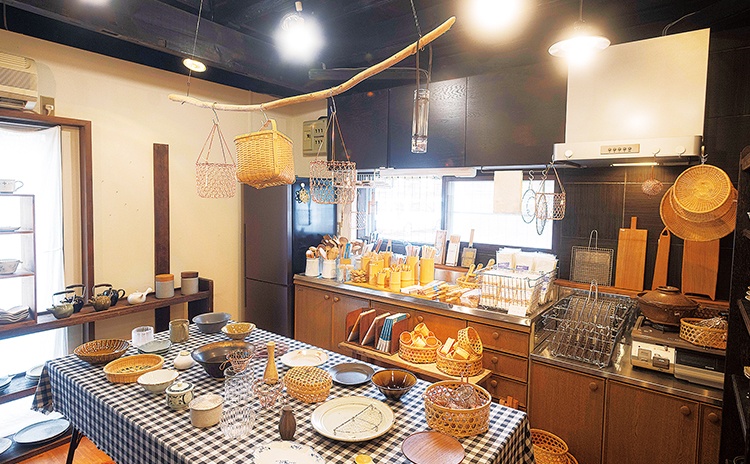 京町家の台所をそのまま利用したディスプレイ。竹細工のカゴや台所道具も豊富です