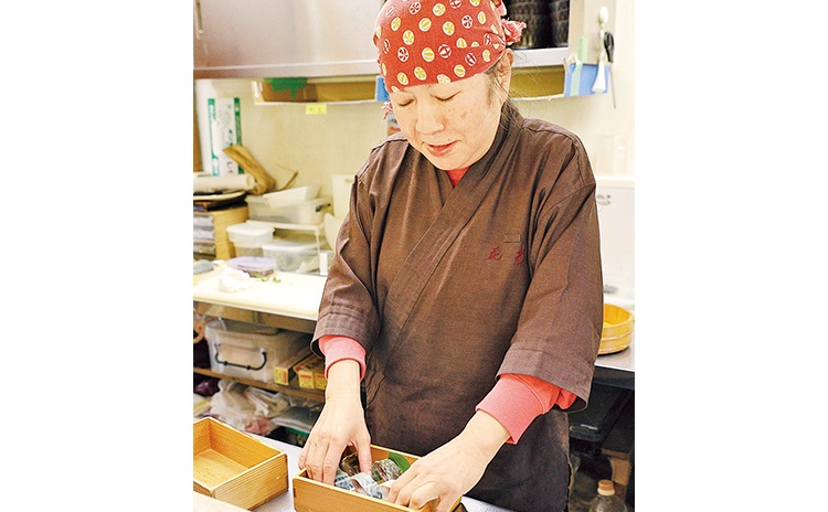 鯖を目利きして仕入れる5代目店主・山中弘子さん。鯖の鮮度を閉じ込めた締め加減に熟練の技が光ります