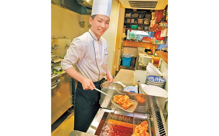 「油淋鶏は周辺の大学前に出店しているキッチンカーでも人気です」と語る若手シェフの立澤さん