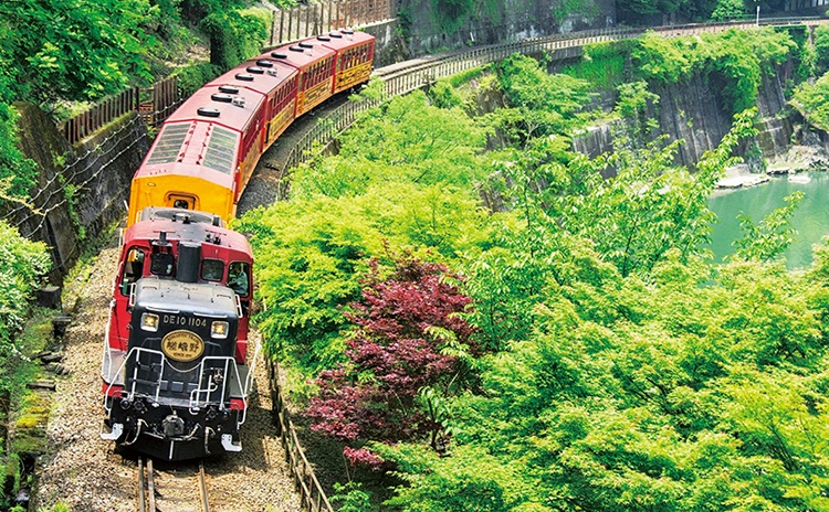 保津川～嵐山を巡るバスツアー。トロッコ列車と保津川下りを満喫【京都】