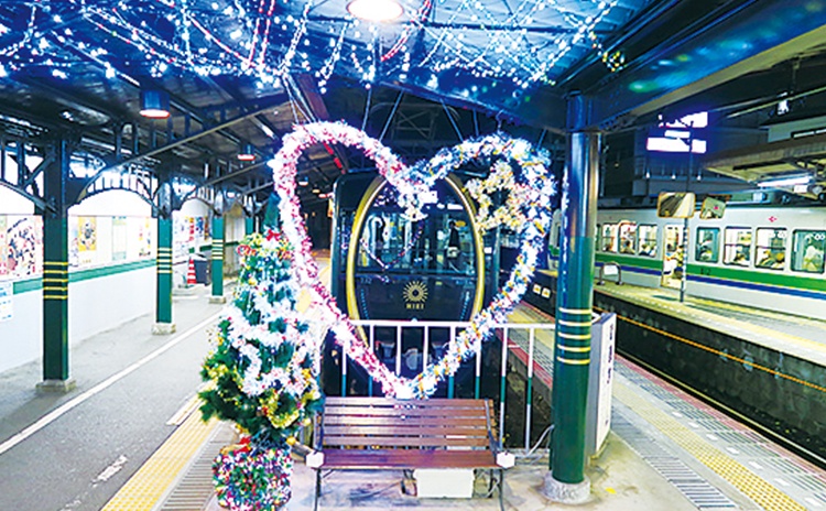 駅にクリスマス装飾が登場！