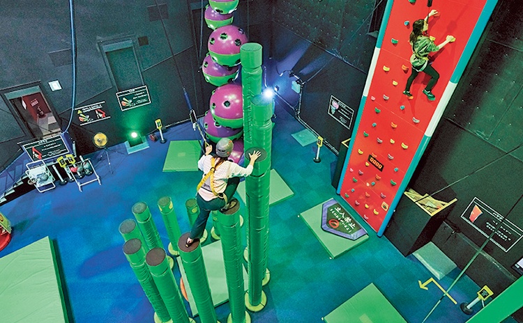 「天空クライミング 忍登（しのぼり）–SHINOBORI–」は、高さ約7mの壁などを登るスリル満点のアトラクション