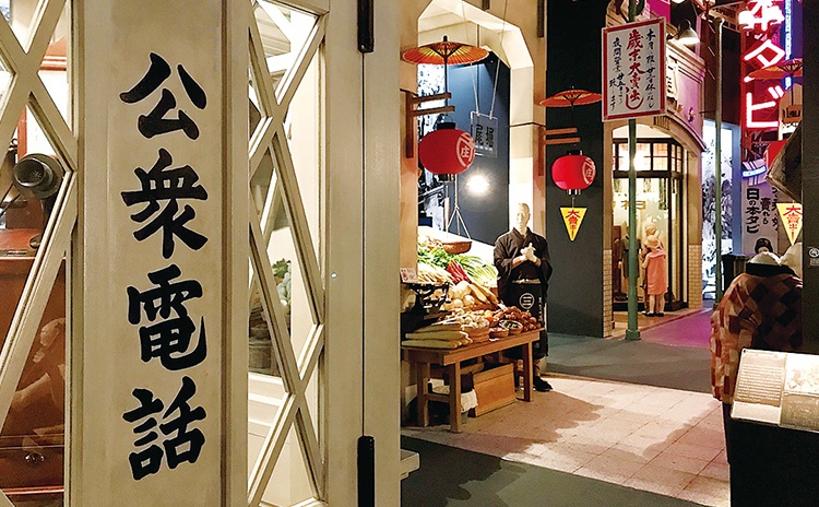 7階は大正末期から昭和初期の大阪の街角を再現。八百屋や洋服店など当時のにぎわいを散歩しながら体感できます