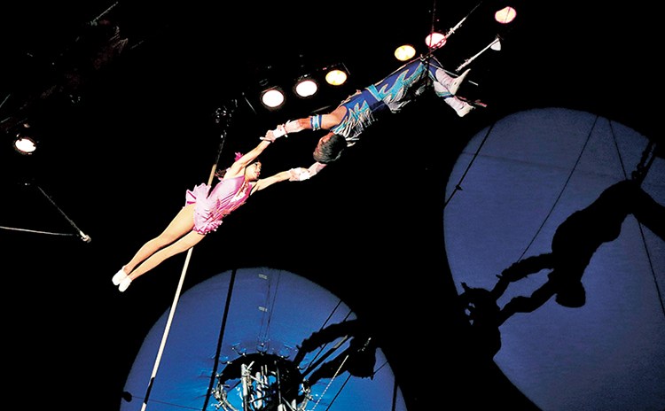 「夢のダブル空中ブランコショー」では、高さ約13mの空中で披露される息をのむ大技の連続にドキドキ！
