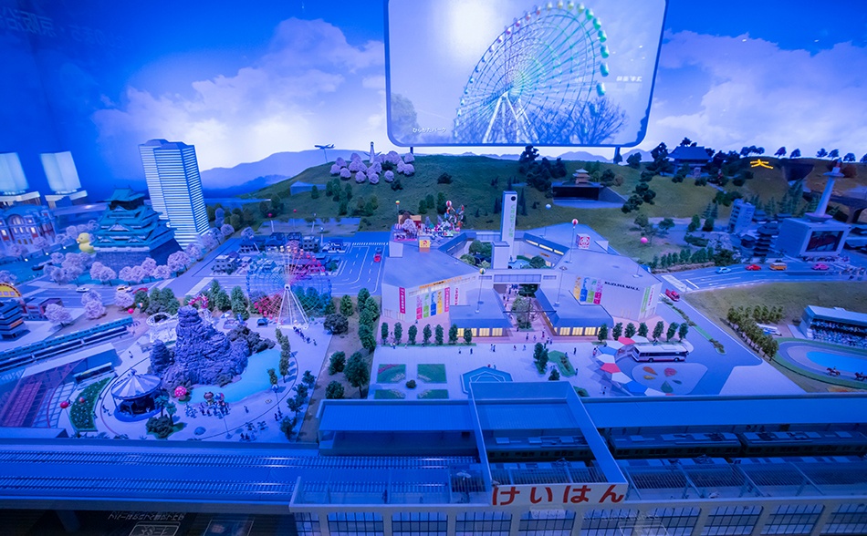 「ひらかたパーク」はジオラマの手前左側、「樟葉駅」の斜め後ろにあるのですぐにわかるはず。「ひらかたパーク」と「京都の祭行列」はカラクリ仕掛けで動かせるようになっている。また、京阪電車の鉄道模型は有料（200円）で電車を走らせることができる。