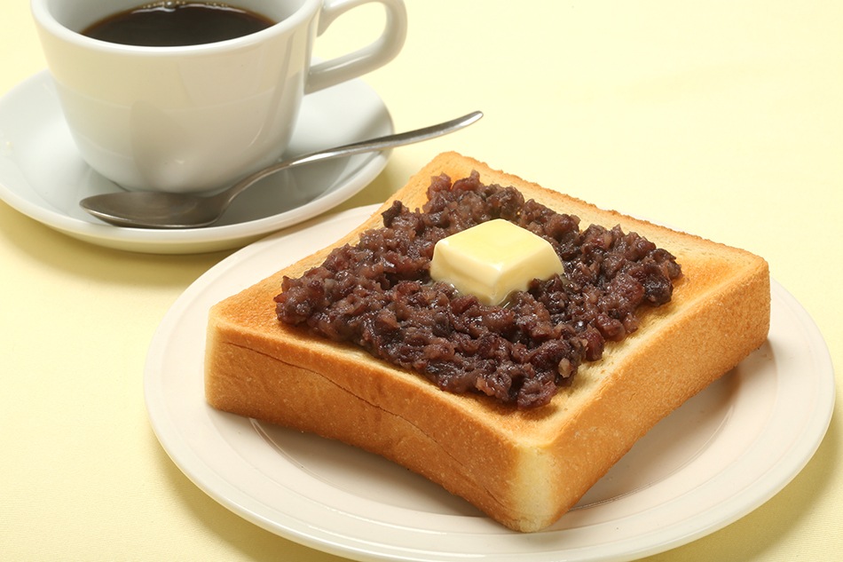 名古屋の喫茶店モーニングで選べる「小倉トースト」のイメージ。