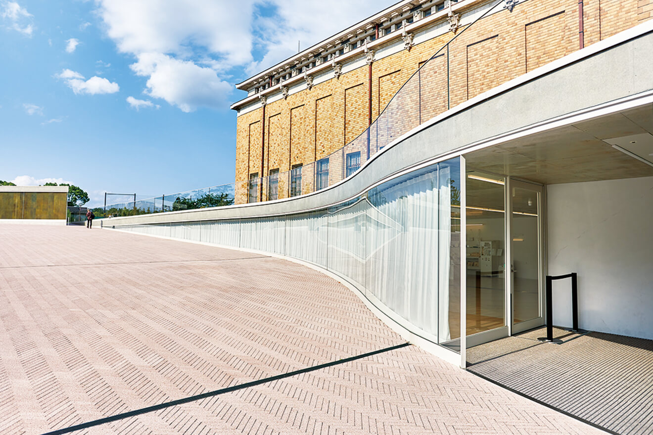 メインエントランスのある建物正面は流線型のガラス窓がリボンのように見えることから「ガラス・リボン」と呼ばれています。