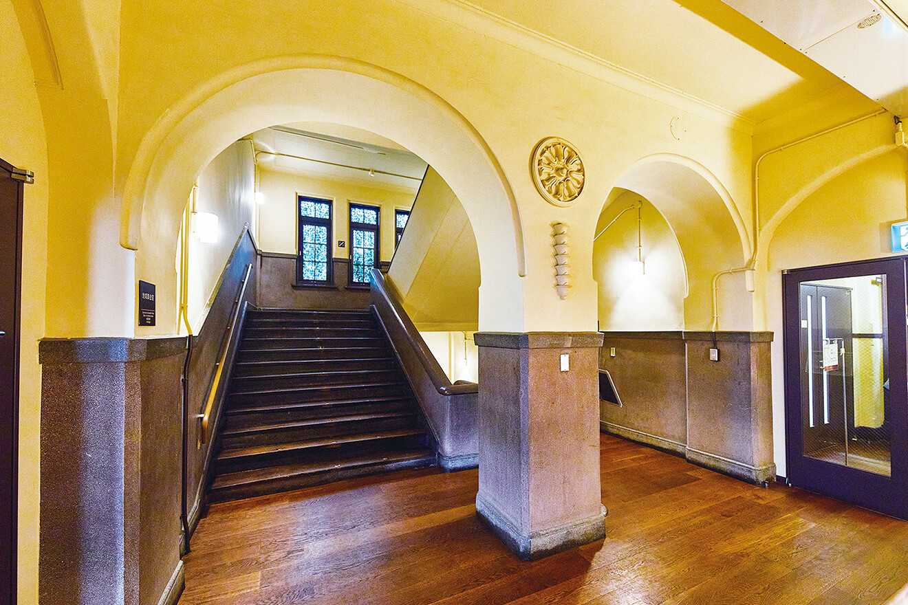 本館の階段室。小さなカップが連なったような柱の装飾は、ドイツにあったベルリン大劇場の柱を模写したと考えられています。