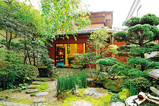 街なかとは思えない、落ち着きある日本庭園の奥にたたずむお店。紅葉や桜など、四季折々の移り変わりも楽しめるそう