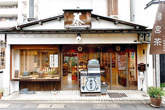 東海道の宿場町として栄えた大津宿の中心地に店を構えます