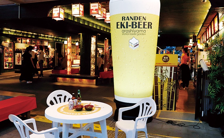 嵐山駅全体がビアガーデンに！ビールで乾杯！【京都】