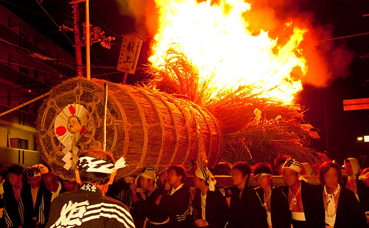 京都・伏見の町を巨大なたいまつが巡行！三栖神社の炬火祭【京都】