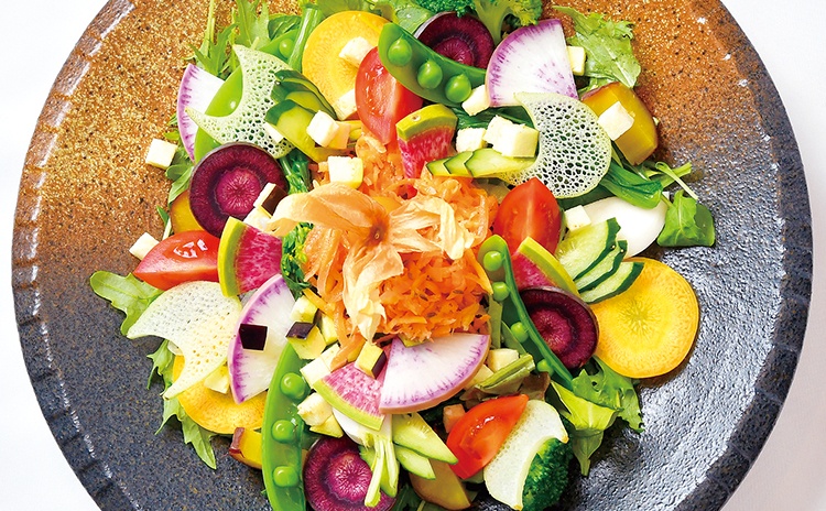 ハスイモや水ナスなど、20種類以上の季節の野菜が美しい一皿「畑サラダ／1,550円」