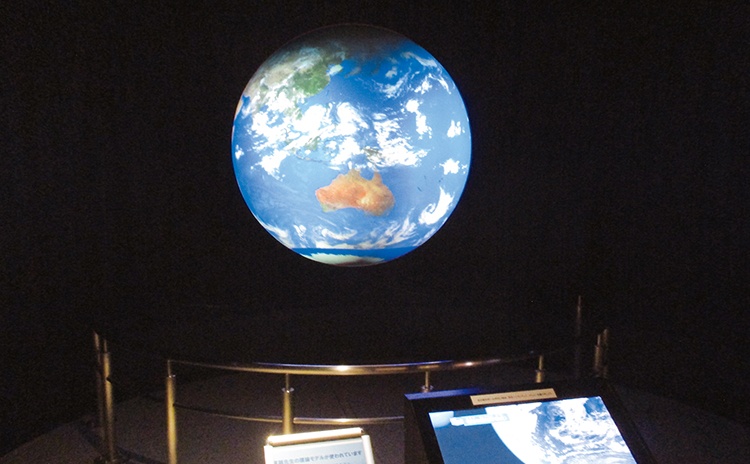 球体スクリーンに2台のプロジェクターで地球を投影。パネルで操作し、地球環境の変化を観察できます