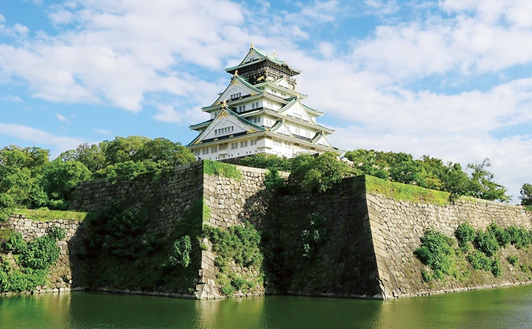石垣に使われている石は、西日本各地から運ばれたもの