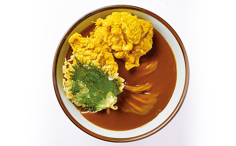 「コケコッコーカレー／500円」は、カレー風味の衣をまとった鶏の天ぷらと大葉の天ぷらがオン