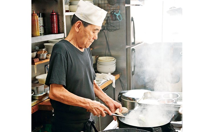15歳からこの道一筋という長崎県出身の店主・植田久敏さん。鮮やかな中華鍋さばきで仕上げます