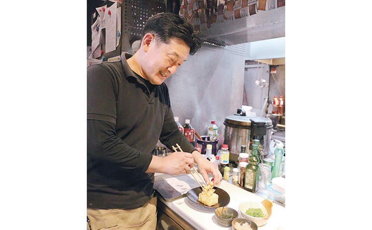 和食ひと筋の店主・酒井和仁さん。確かな腕とセンスで呉豆腐の食感を生かした創作メニューを考案