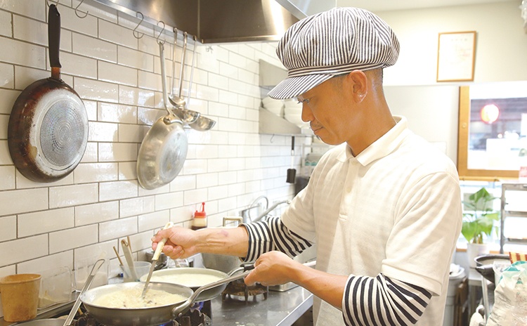 店長の中西勝也さんが注文後にスープと合わせて仕上げるお粥は盛りつけも美しく、目でも楽しめます