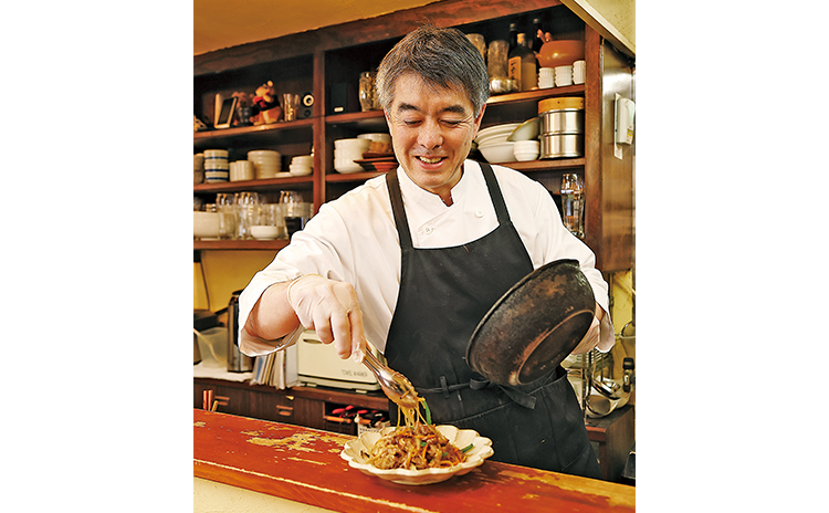 フードコーディネーターの資格を持つ店主・髙橋是清さん。東京で韓国料理店を営み10年前に京都へ