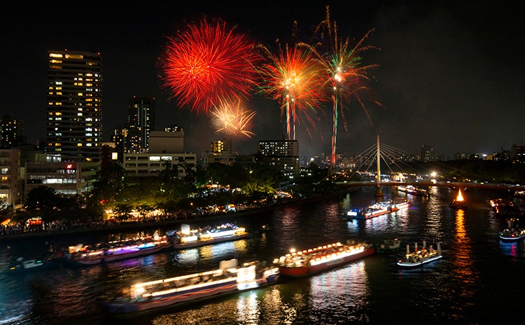 日本三大祭りのひとつで花火も見事な大阪天満宮の天神祭。その見どころを紹介します【大阪】