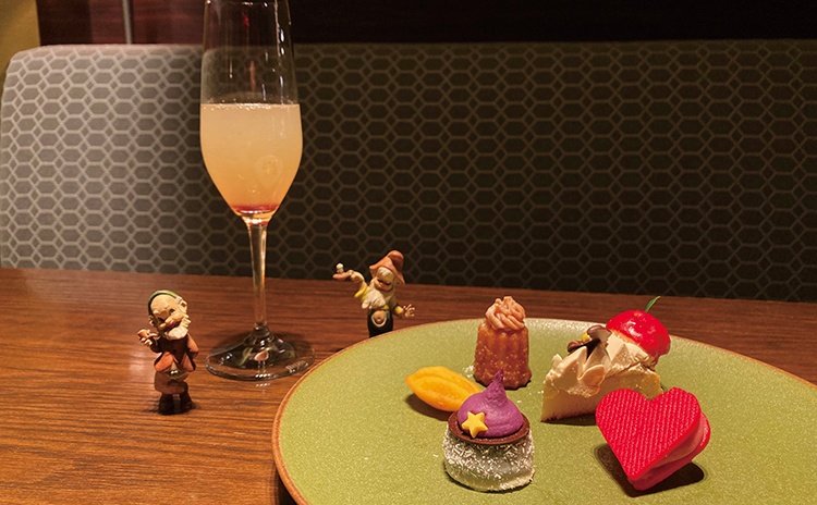 京都センチュリーホテルの「白雪姫」に登場する“魔女”がテーマのスイーツビュッフェをご紹介