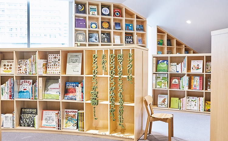 本棚では、文中の印象的な文字を立体的にデザインした「言葉の彫刻」が目に飛び込み、本への興味をグッとかき立ててくれます