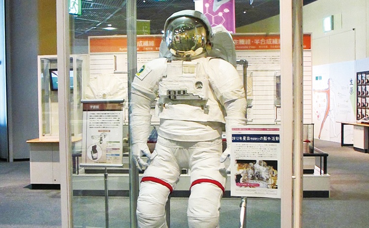 宇宙服の等身大レプリカの展示も。宇宙空間で飛行士の身を守るため、様々なハイテク繊維が使われています