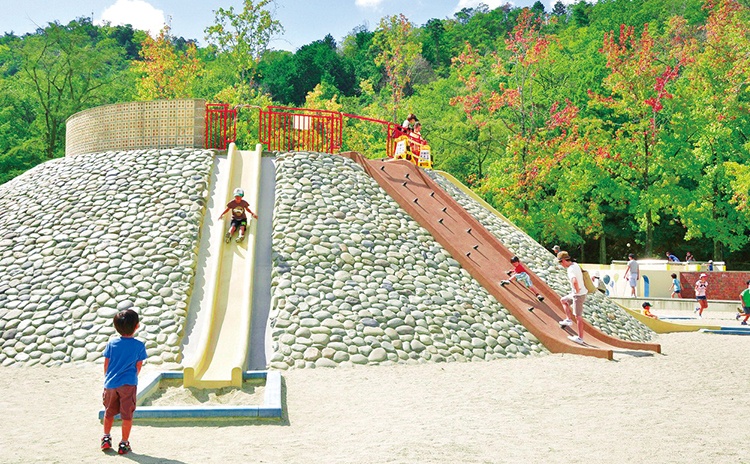 「宝が池公園 子どもの楽園」で多彩な遊具とピクニックを満喫【京都】
