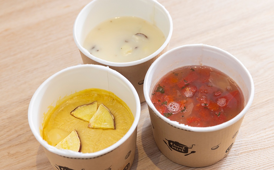 CHANTMEAL（チャントミール）「クラフトスープKYOTO」は京都・祇園のフレンチレストランのオーナーシェフが考案。写真上から時計回りに『レモン香る鶏と野菜のクリームスープ』（580円）、『蛸とホタテのあっさり出汁スープ』（780円）、『種子島産 安納芋と黒糖の冷製スープ』（680円、期間限定商品）。