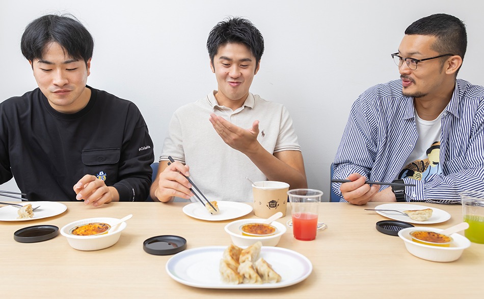 自分が焼いた餃子をおいしそうに食べる中村選手と伊藤選手を見て、兒玉選手もうれしそうな表情に。