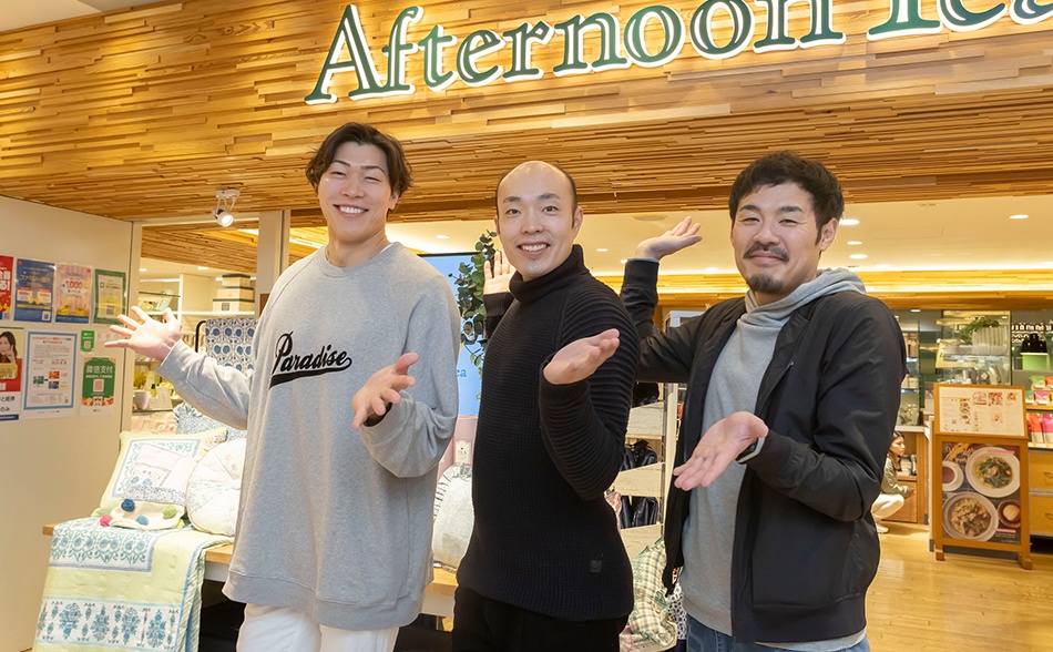初めて「Afternoon Tea LIVING」を訪れたという3選手。ショップにカフェが併設されているので、買い物しながらティータイムも楽しめる。【Afternoon Tea LIVING 京阪モール】営業時間は京阪モールに準ずる／電話：06-6135-4111