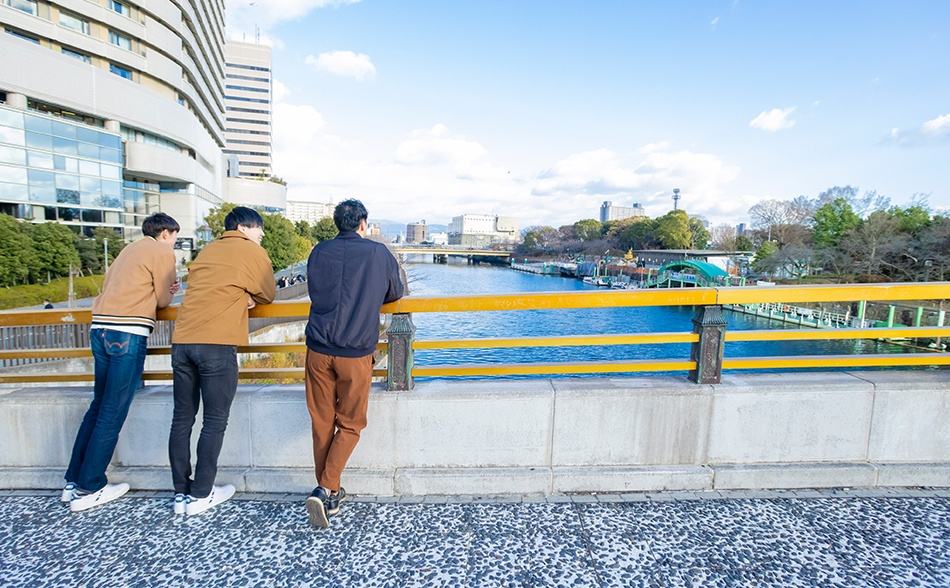 大阪城新橋を渡れば大阪城公園はすぐそこ。橋の上から乗船場も見える。