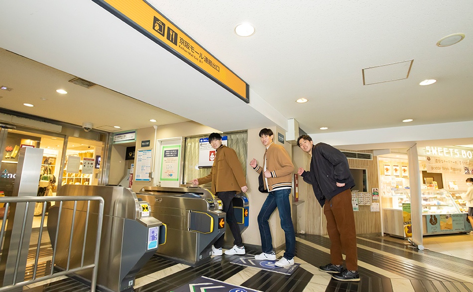 「京阪モール」は本館３階連絡改札口を出てすぐ。アクセスの良さにも驚きながら、順番に改札を通っていくみなさん。