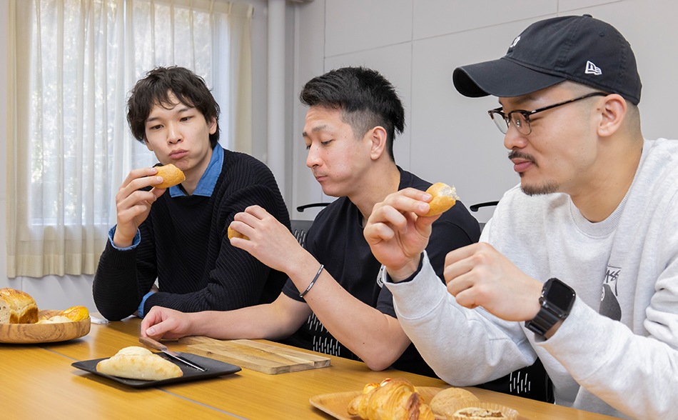 シンプルなパン好きの伊賀選手は満足そう。一方、菓子パン＆総菜パン好きな山内選手と兒玉選手は「もうひと味！」とトッピングをリクエスト。