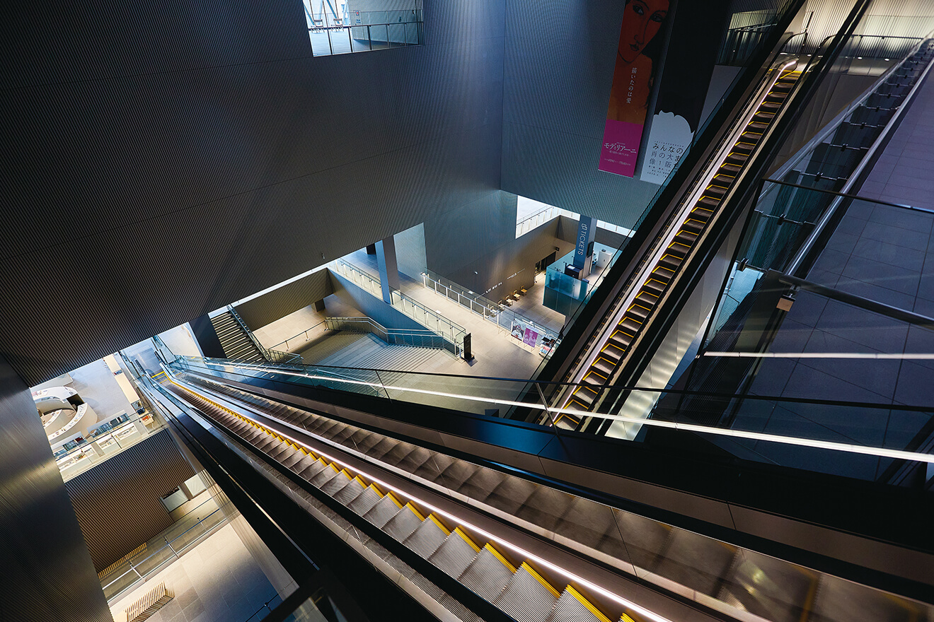 約30mの吹き抜けを貫くエスカレーターがダイナミックに交差する、大阪の新たなアート空間