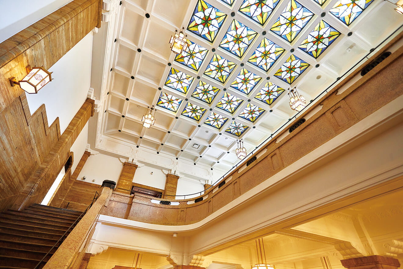 天井のステンドグラスや床のタイル、石造りの荘厳な階段や柱などが見応えある「西広間」。創建時の雰囲気を今に伝えています。