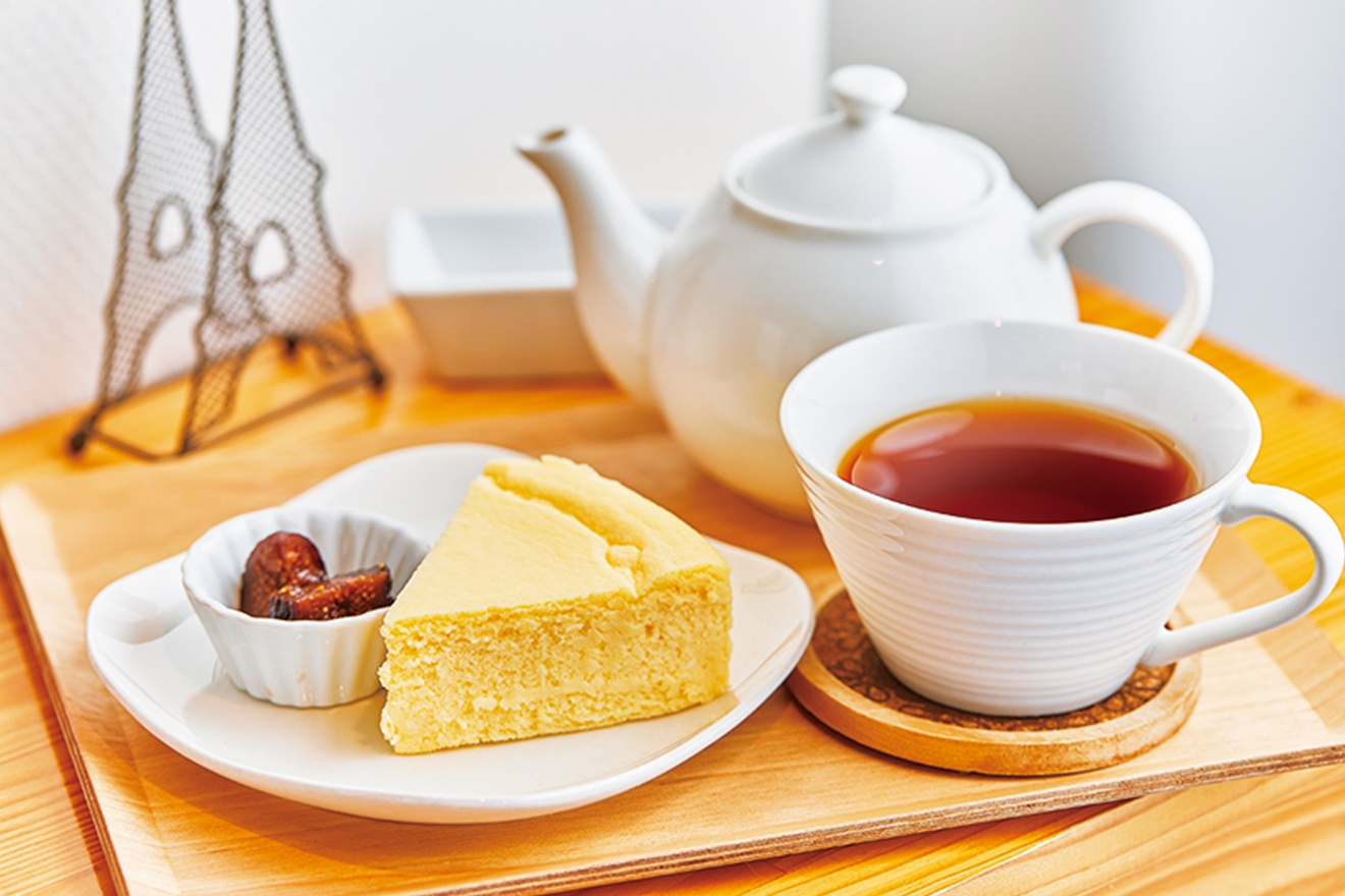 「生キャラメルとゴーダのチーズケーキ／590円」とポットサービスの紅茶「アッサム バリ／600円」
