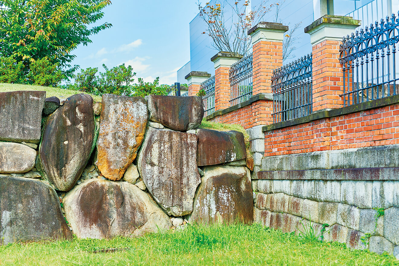 写真右の袖塀は、明治古都館、表門とともに重要文化財に指定されています。史跡の方広寺石塁と隣接し、交差する歴史を物語っています。