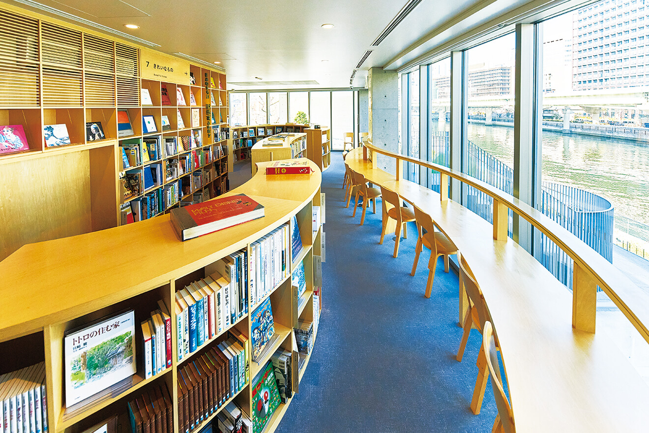 本棚や机も堂島川に沿って曲線を描いています。大階段を上った3階の読書スペースは天井まで届く窓があり、開放的な空間が広がります。