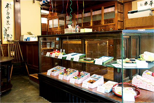 店頭では「しぐれ傘」のほか手土産にぴったりな5種類の和菓子を販売。薯蕷（じょうよ）まんじゅうなどの生菓子は要予約