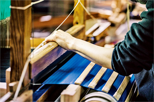 機織り職人が手織りするため、1日に作られるネクタイは2～3本ほど