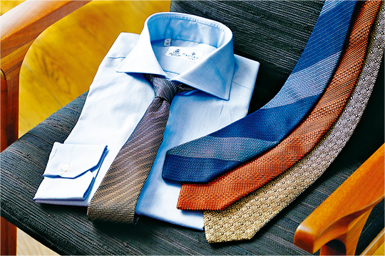 織り柄の異なる様々なタイプの遊び心あるネクタイのほか、イタリアのメーカーとコラボレーションしたオリジナルシャツも販売