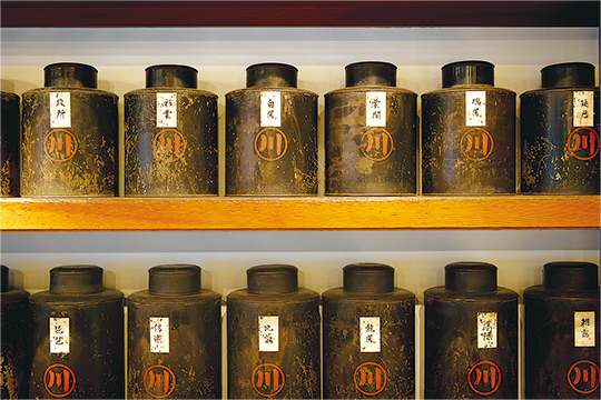 日本五大銘茶に数えられる朝宮茶など、厳選されたお茶がそろう店内には、歴史を伝える古い木札や茶缶が随所に