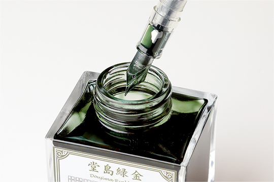 インクの吸入器が内蔵されたコンバーター式万年筆は、インクをボトルから吸い上げることができる優れもの
