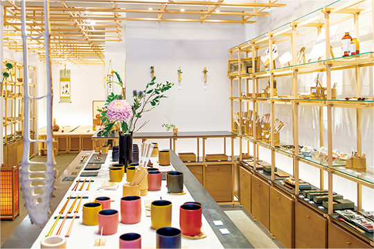 竹と木を生かし、洗練された空間には、250点以上の竹製品がずらり。茶道具やアクセサリーも