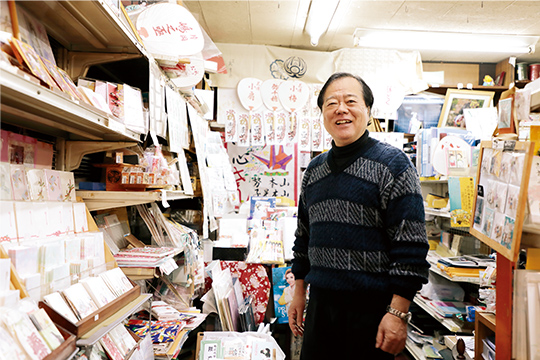 「うちのちり紙は肌に優しいので花粉症の方もよく買い求められます」と語る店主・中村さん