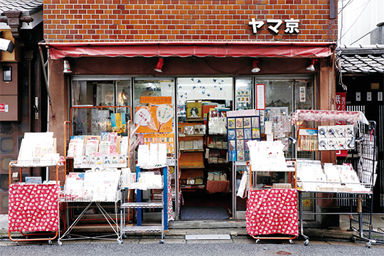 大和大路通に面したお店には、所狭しと紙製品が並びます