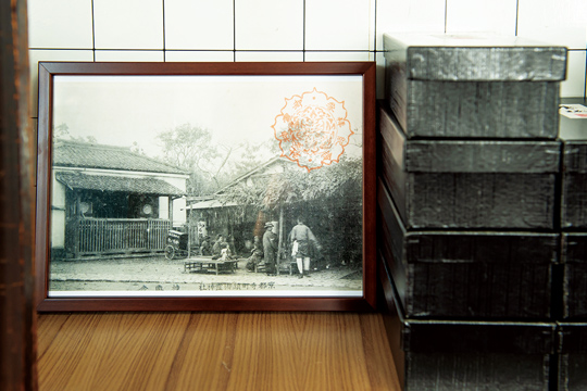 かつて御靈神社の境内で唐板を販売していた様子を伝える貴重な写真も